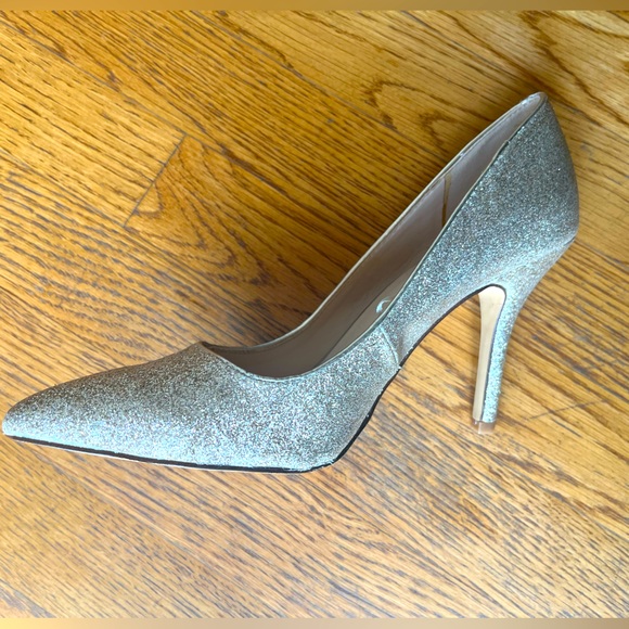 VGUC Nine West Gold Heels - Picture 4 of 7